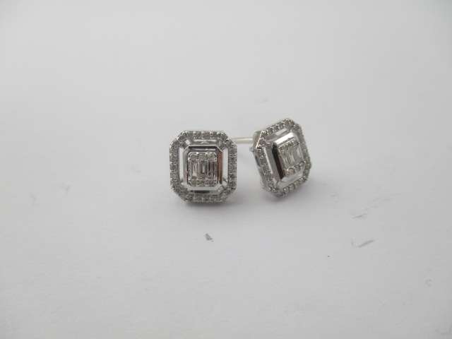 0.28 Karat PIRLANTA KÜPE Fantezi KÜPE 8 AYAR