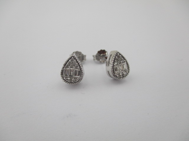 0.32 Karat PIRLANTA KÜPE Fantezi KÜPE 14 AYAR