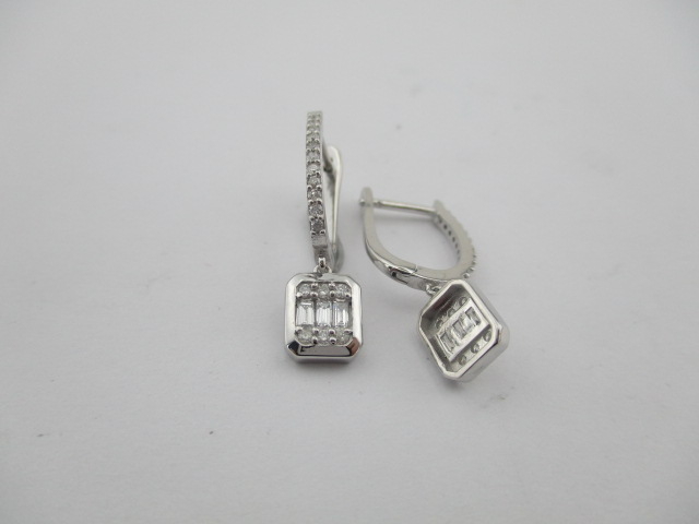 0.38 Karat PIRLANTA KÜPE Fantezi KÜPE 14 AYAR