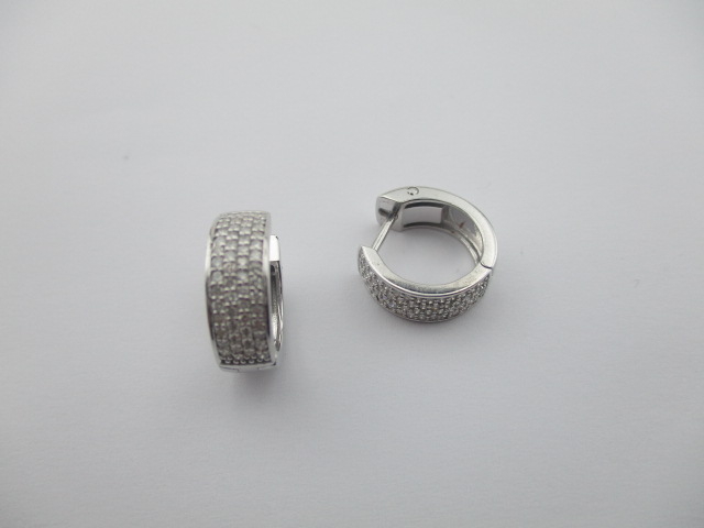 0.61 Karat PIRLANTA KÜPE Fantezi KÜPE 14 AYAR