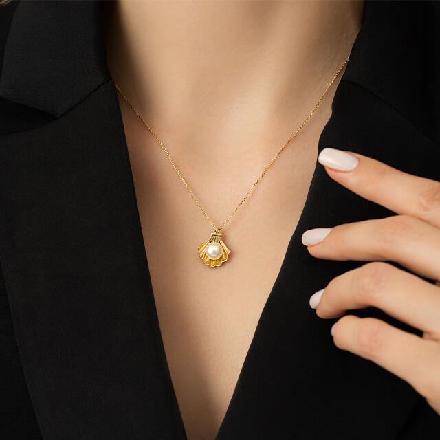 İncili Altın Kolye ile Şık Görünüm 