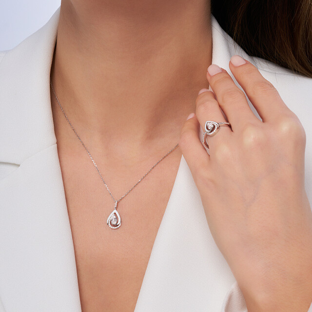 Pırlanta Kolye Modelleri ve Kombin Önerileri