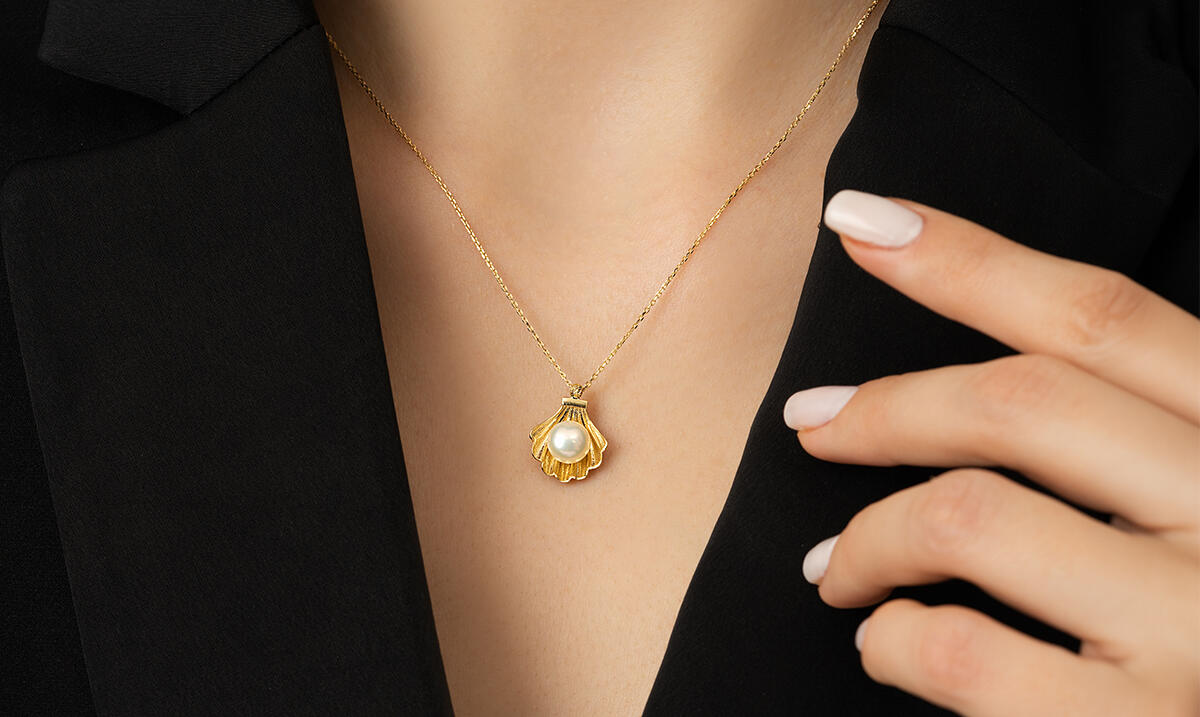 İncili Altın Kolye ile Şık Görünüm 