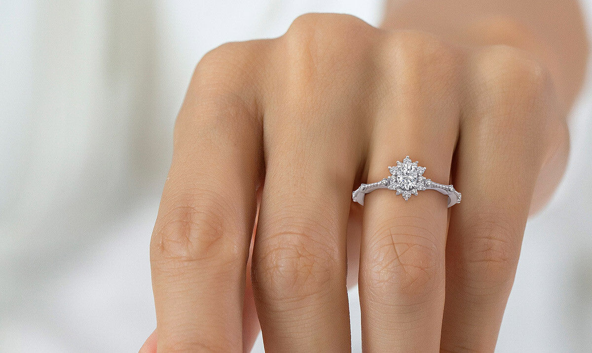 Lotus Yüzük Yeniden Doğuşun ve Saflığın Simgesi